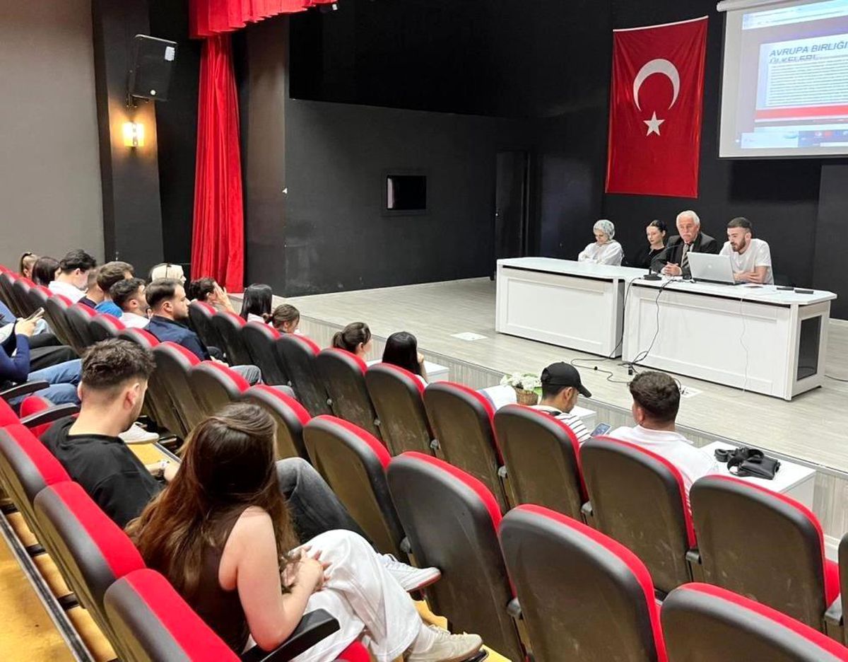 AB ve Demokrasi Semineri Düzenlendi