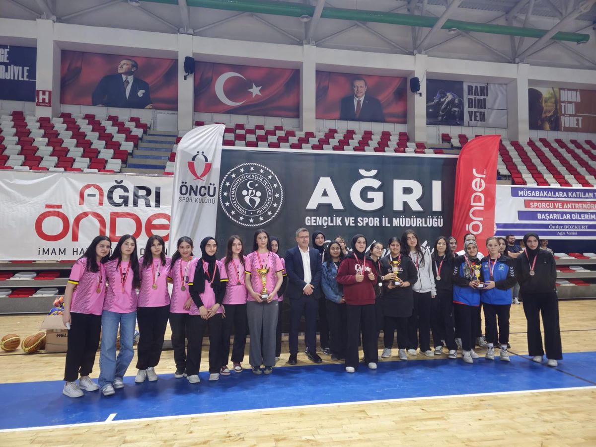 Ağrı’da İmam Hatip Spor Oyunları ödül töreni düzenlendi