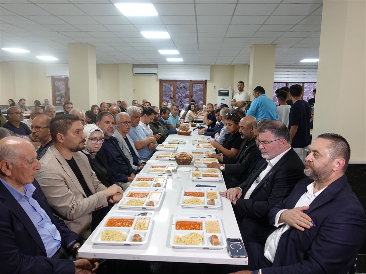 AK Parti İzmir İl Başkanı Cemevi’nde Muharrem Programında