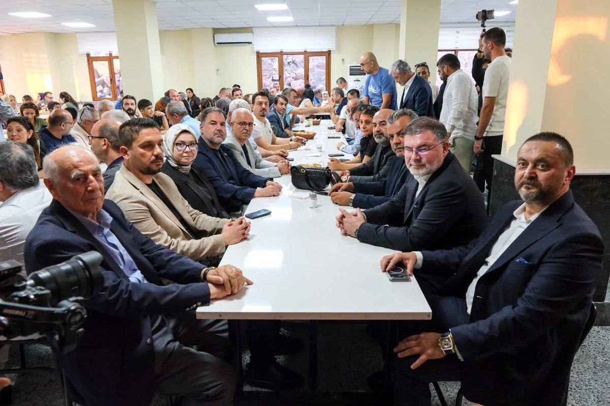 AK Parti’den Harmandalı Cemevi’nde Muharrem Lokması