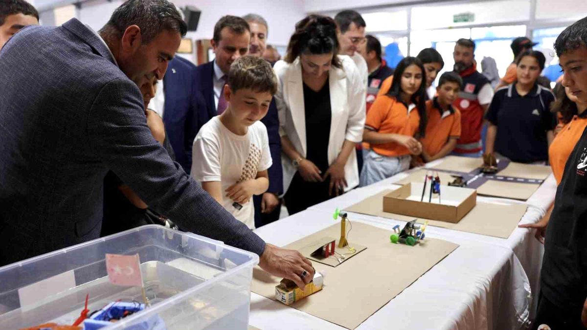 Akçadağ Belediyesi’nin desteğiyle yenilenen okul sıraları öğrencilere teslim edildi