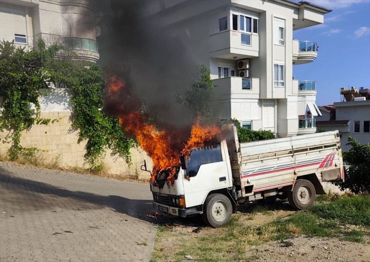 Alanya’da Park Halindeki Kamyonette Yangın