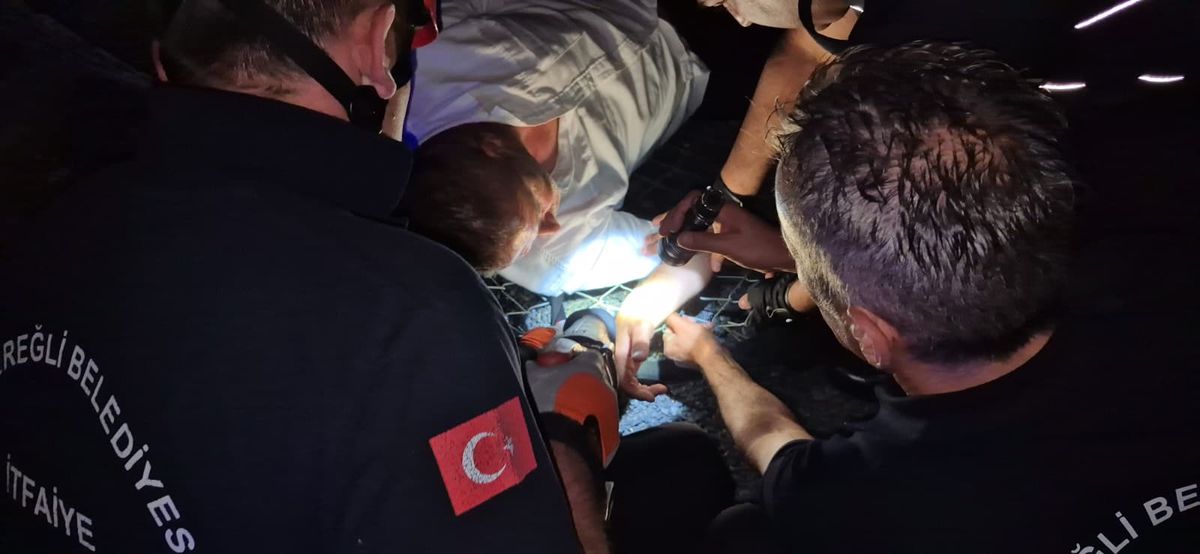 Alkollü vatandaşın bileği telle sıkıştı