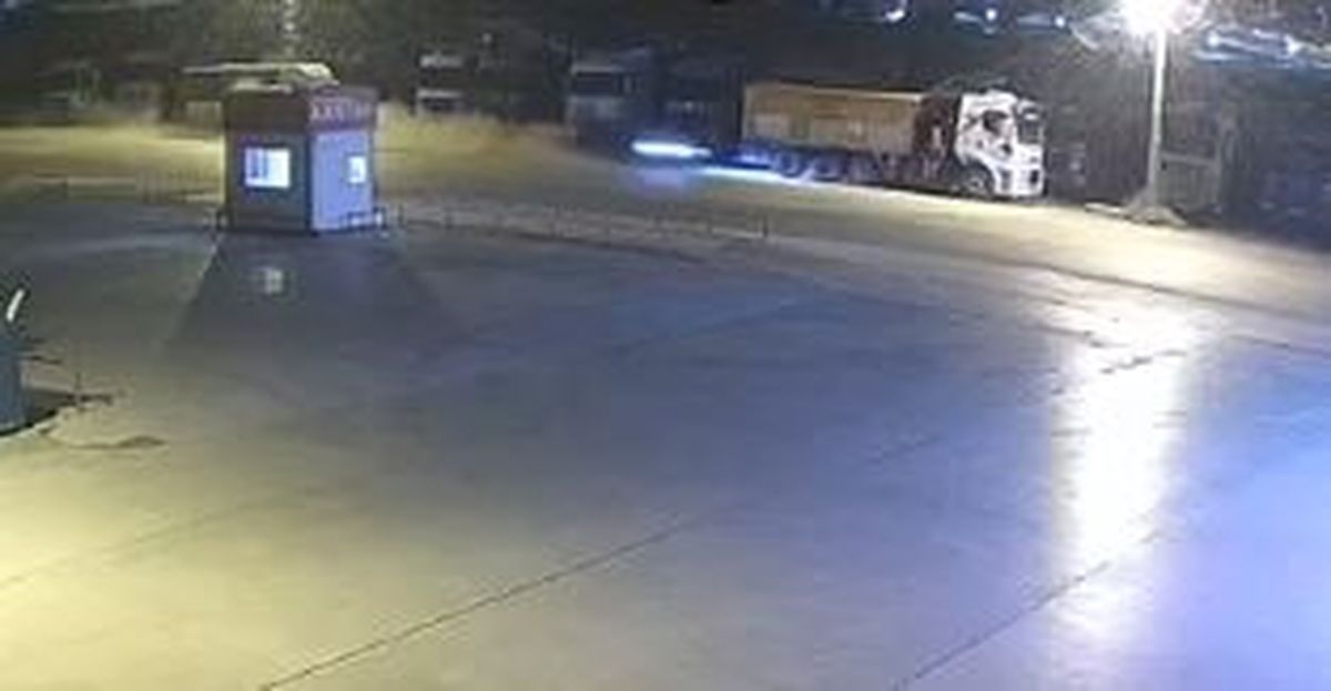 Ankara’da otomobil kamyona çarptı; kaza kamerada: 3 ölü, 1 yaralı