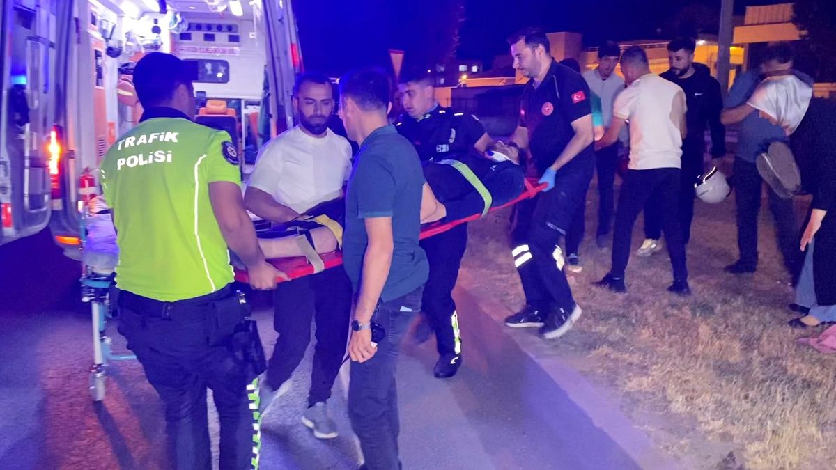Annesi Oğlunu Kazada Yalnız Bırakmadı