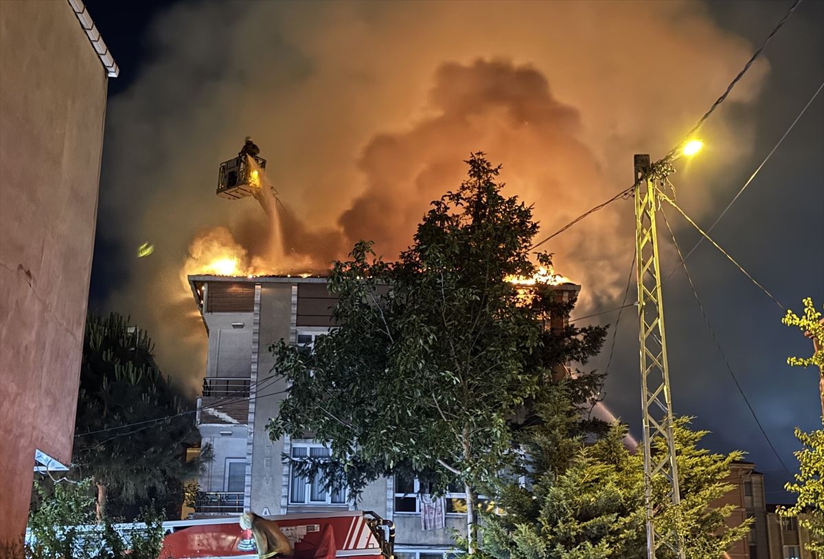 Avcılar’da Çatı Yangını