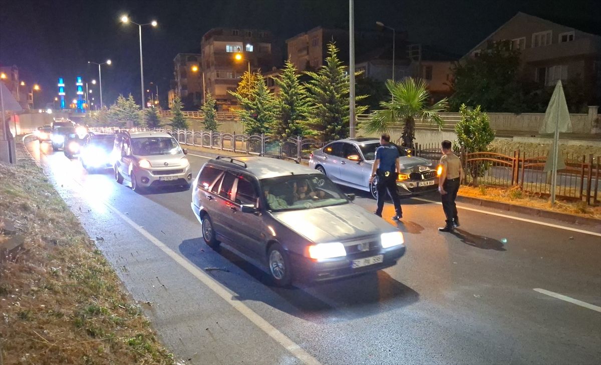 Bafra’da Minibüse Çarpan Otomobilde 3 Yaralı