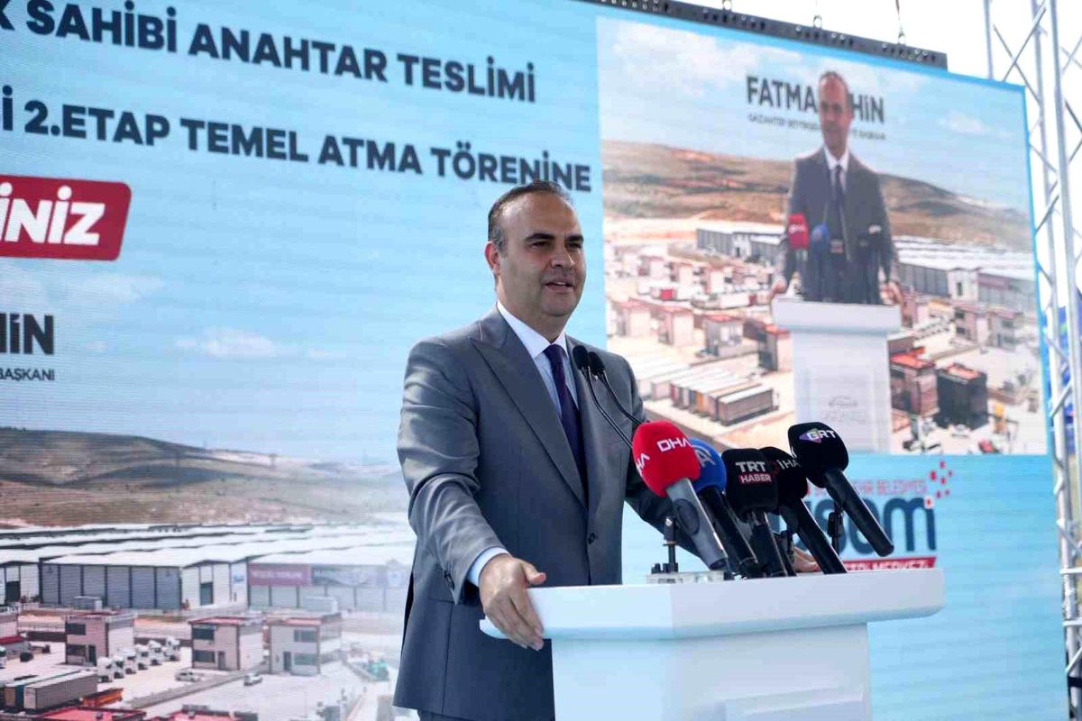 Bakan Kacır: “Türkiye olarak tarih sahnesine eskisinden çok daha kuvvetli ve çok daha iddialı çıkıyoruz”