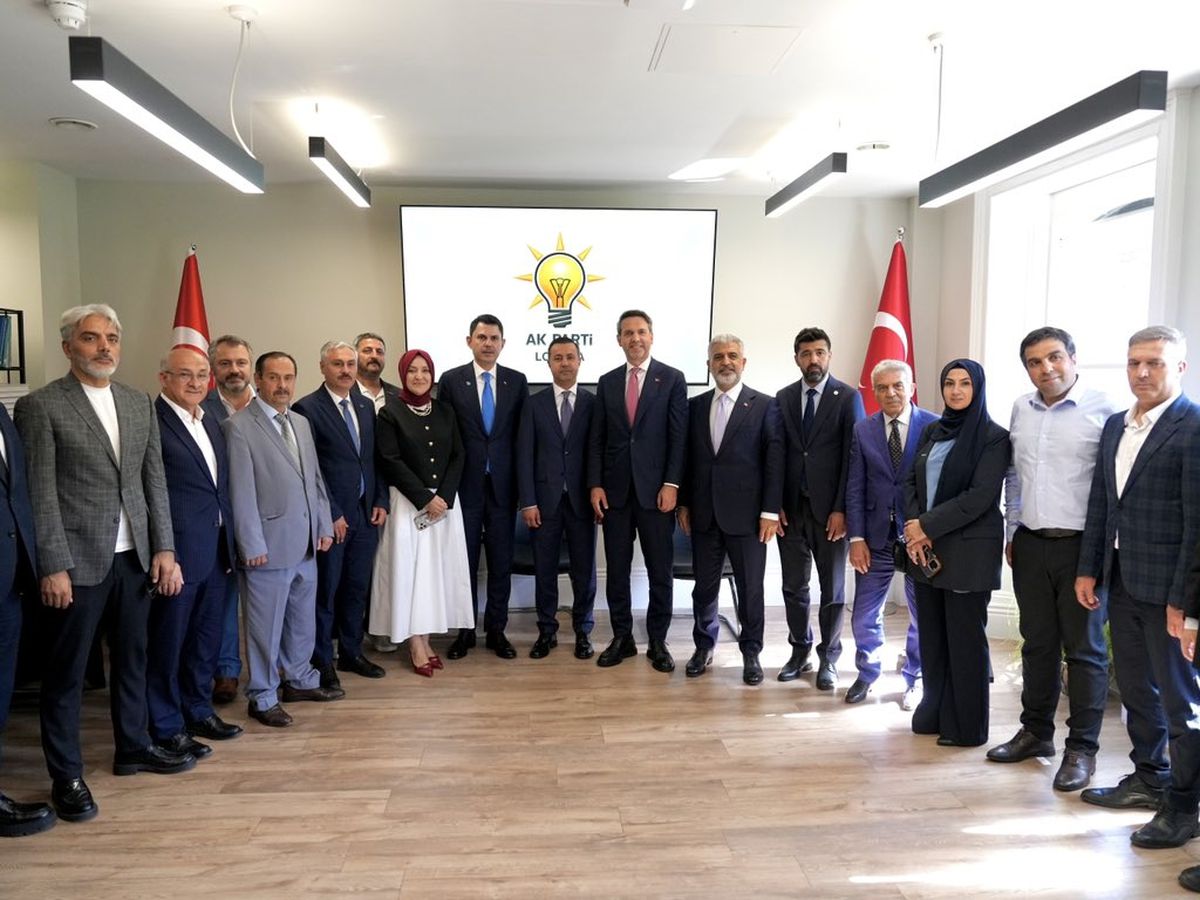 Bakanlar Londra’da AK Parti Teşkilatıyla Buluştu