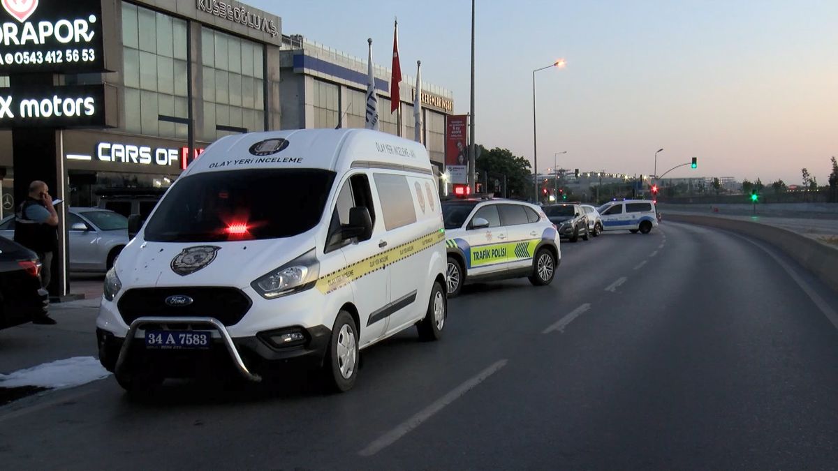 Bakırköy’de Park Halindeki Araçlar Yandı