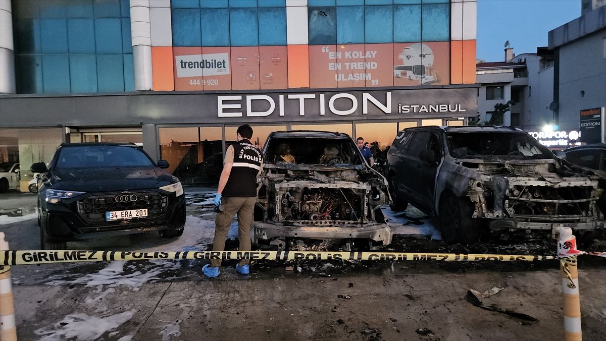 Bakırköy’de Park Halindeki Araçlarda Yangın