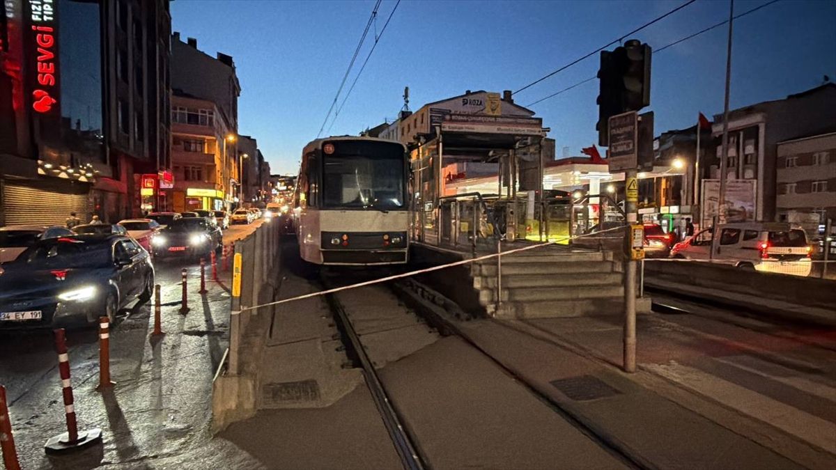 Bayrampaşa’da trafo patlaması tramvay seferlerini etkiledi