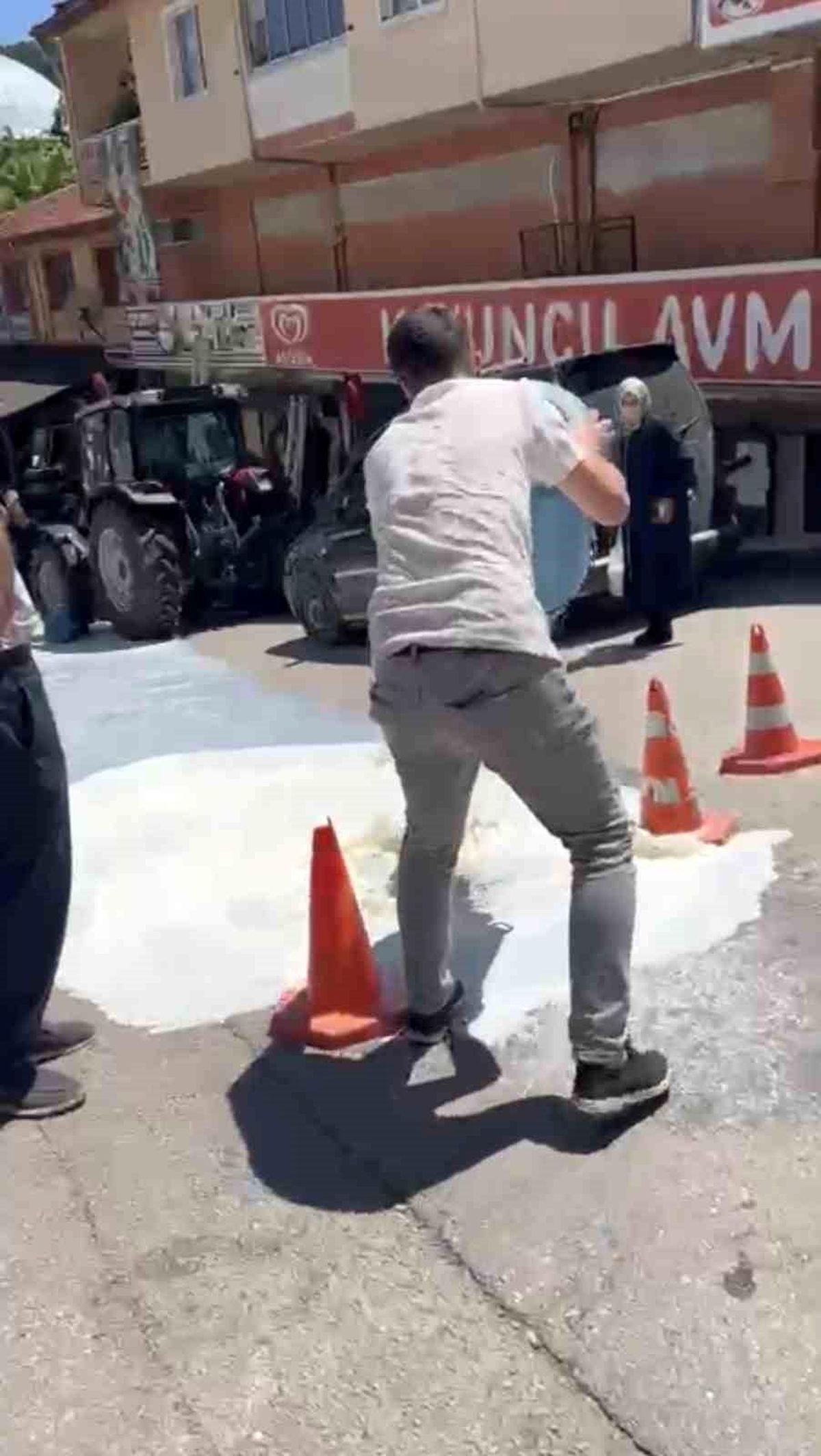 Belediye önüne süt dökme eyleminin ardındaki gerçek ortaya çıktı