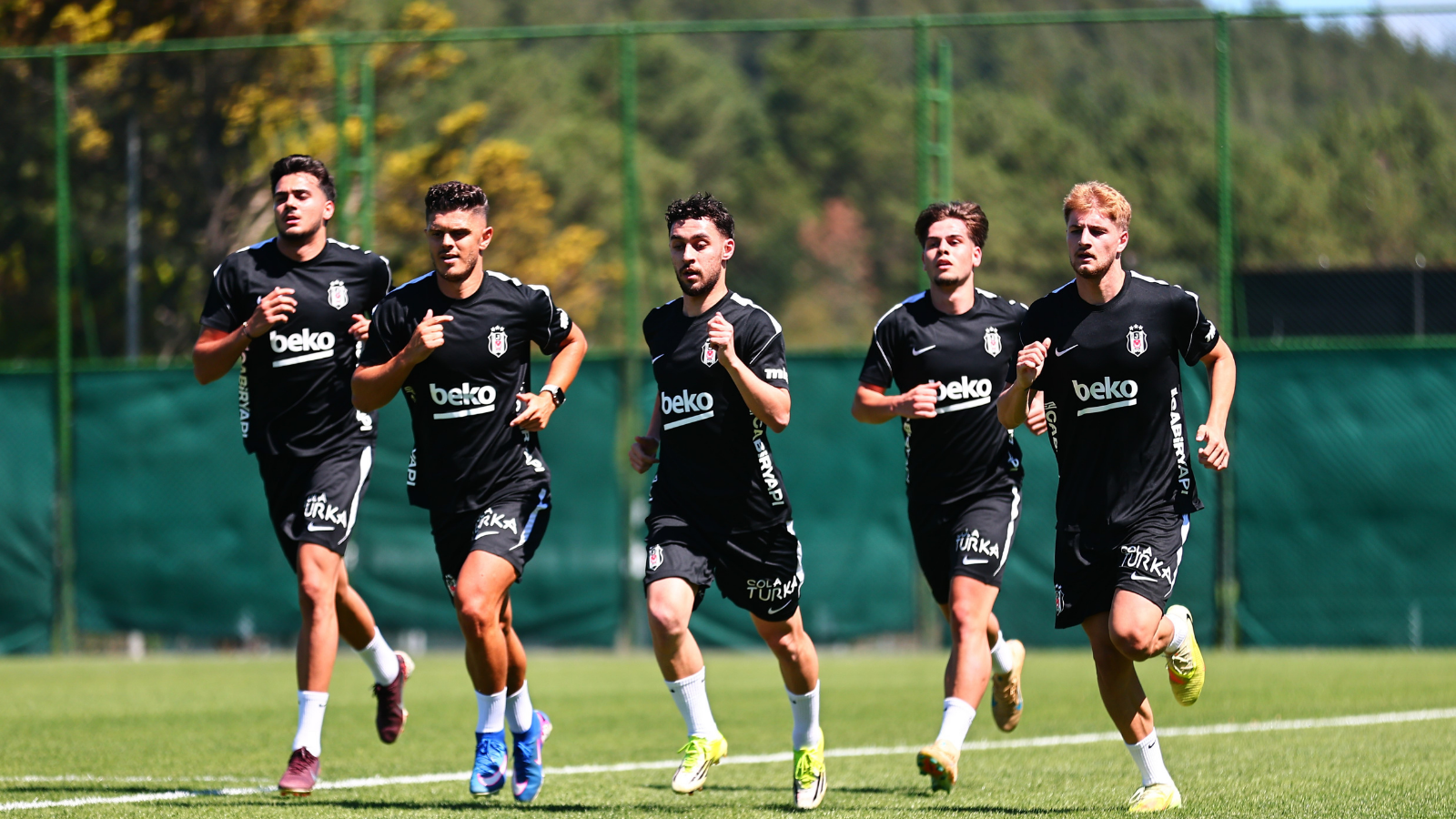 Beşiktaş, yeni sezon hazırlıklarına bugün yaptığı antrenmanla başladı.