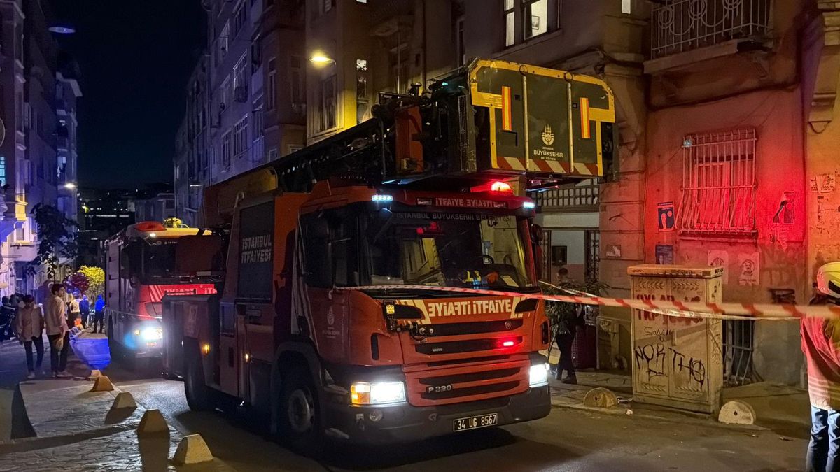 Beyoğlu’nda Bina Çöktü
