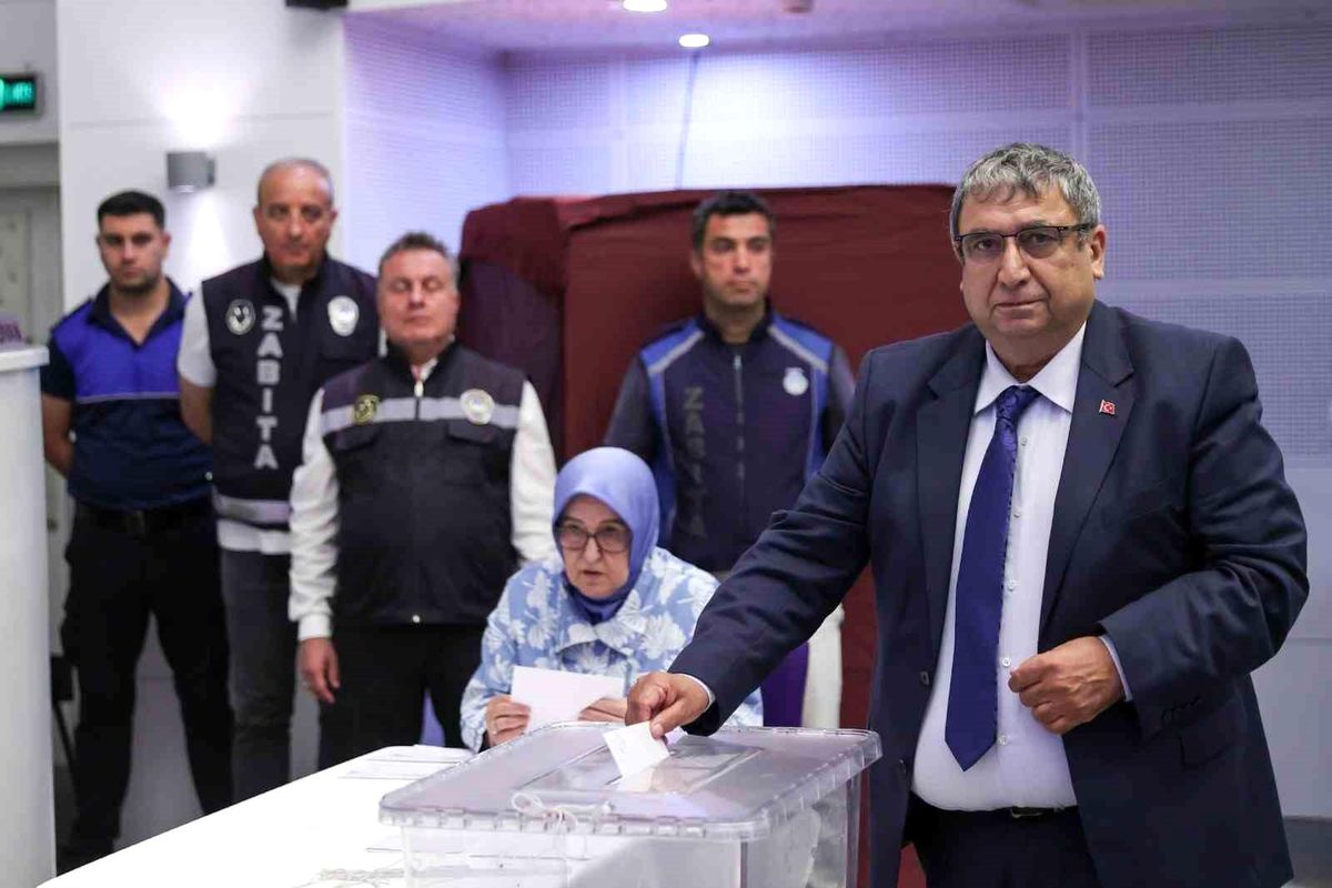 Buca Belediyesi’nde Başkanvekili CHP’li Hüseyin Benzer oldu