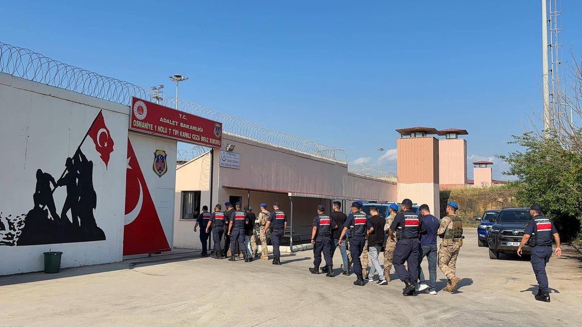 Cezaevi önünde 2 kişiyi yaralayıp, otomobil gasbeden şüphelilerin yakalanma anı kamerada