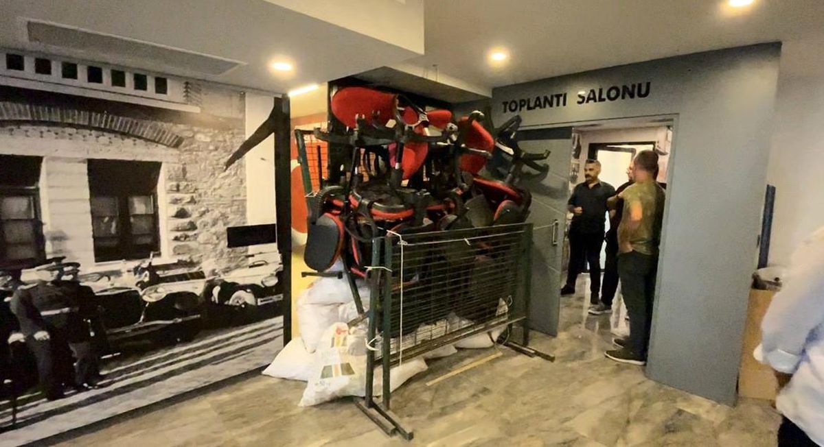 CHP Bursa’da Yönetim Krizi ve Barikat
