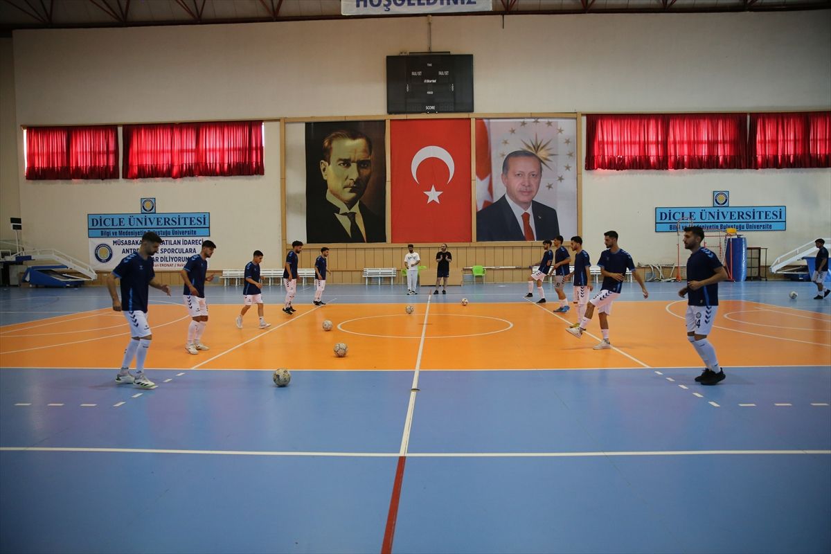 Dicle Üniversitesi Futsal Takımı Şampiyonluk Peşinde