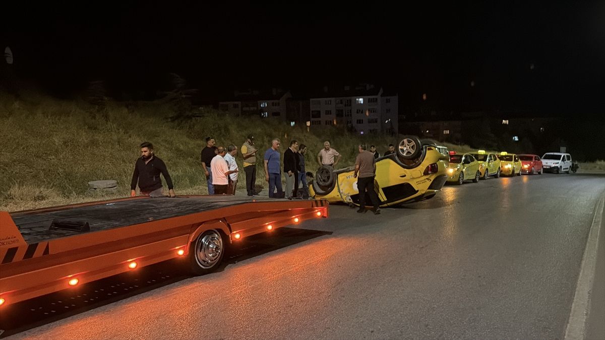 Eskişehir’de Takla Atan Takside 2 Yaralı