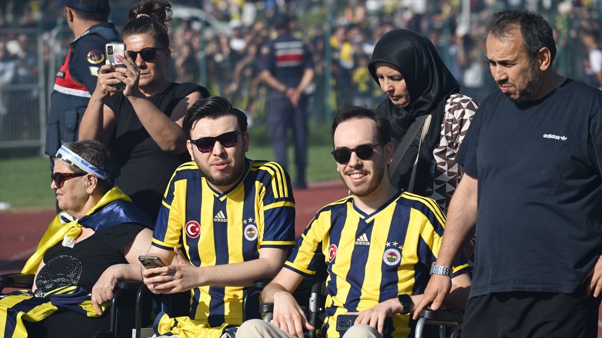 Fenerbahçe, Taraftarla İlk Antrenmanını Yaptı
