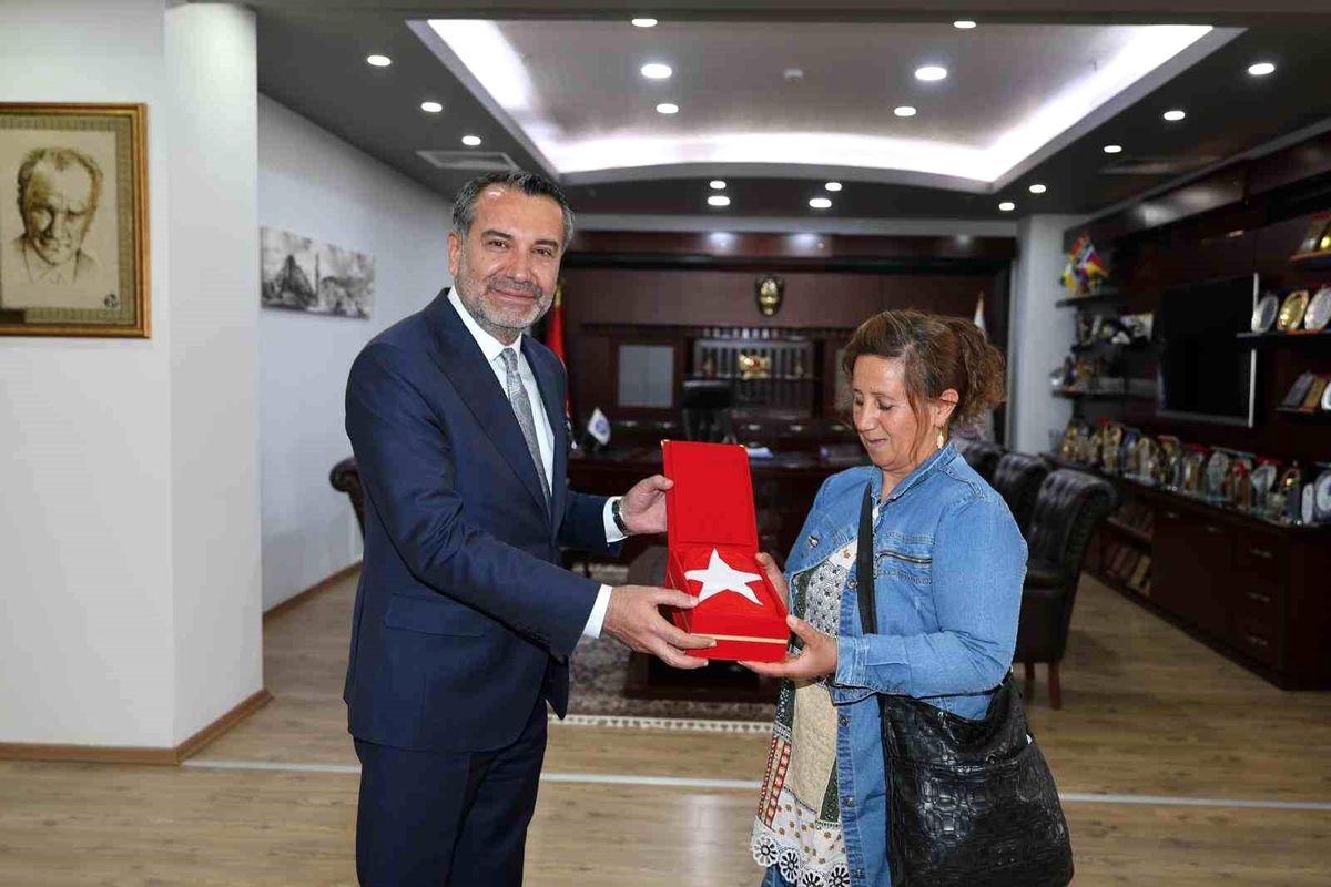 Halk otobüsündeki bayrağı silen kadına Başkan Şerifoğulları’ndan anlamlı hediye