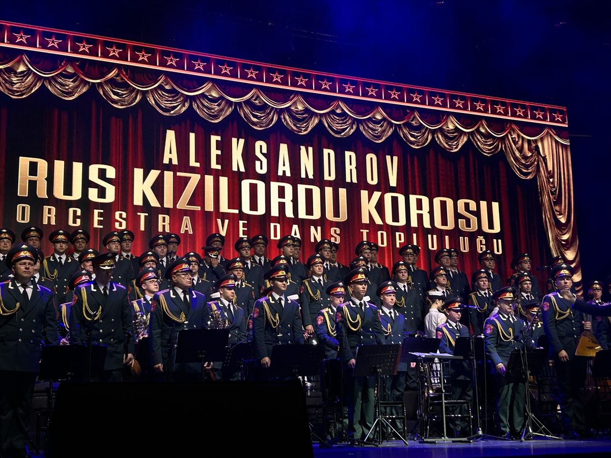 Hayko Cepkin ve Kızılordu Korosu Ortak Konser Verdi