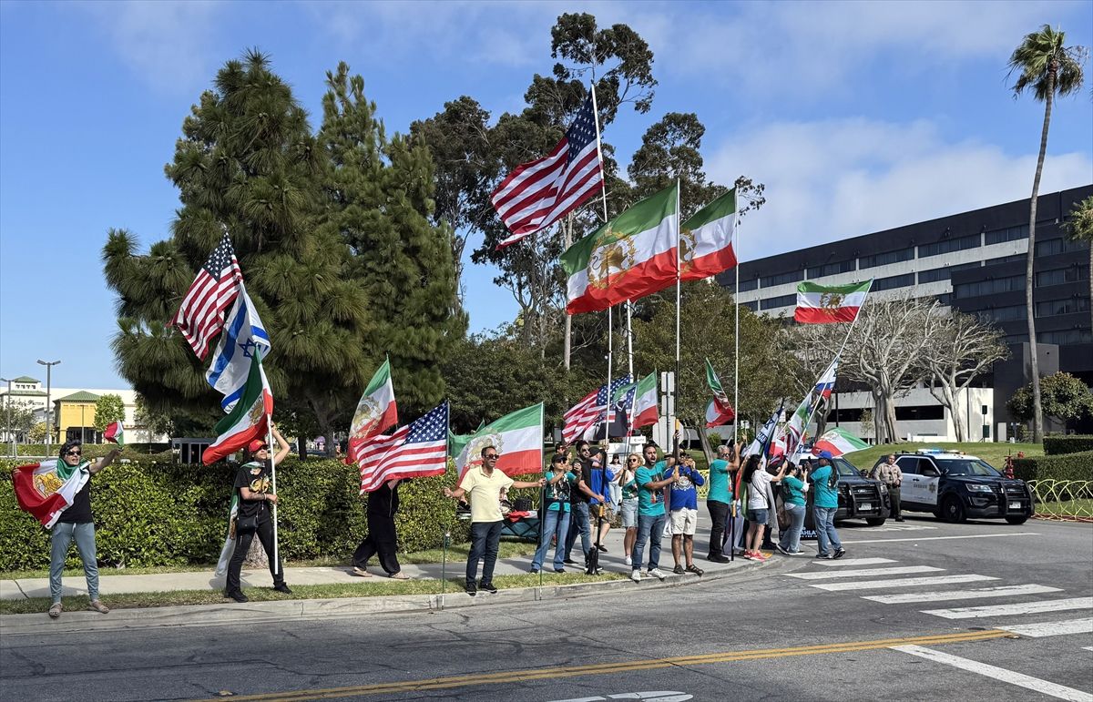 İran Futbol Takımına Los Angeles’ta Protesto