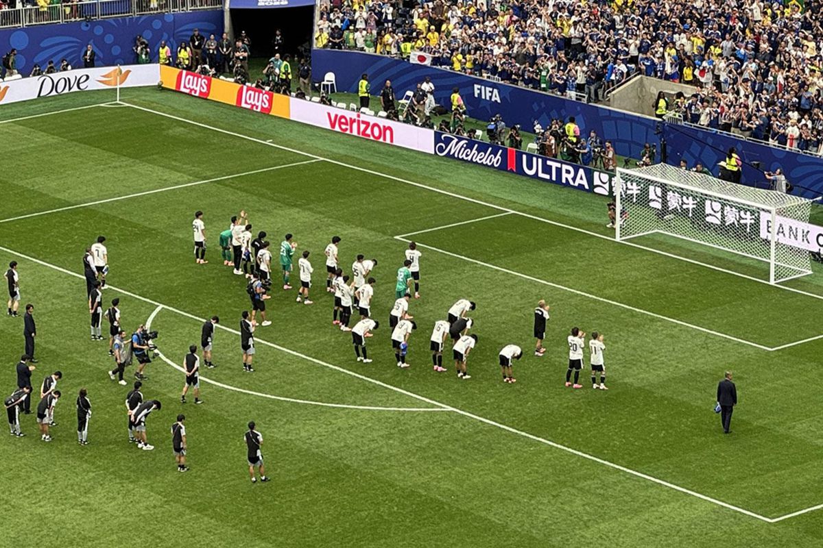 Japon futbolcular, Brezilya’ya elendiği için taraftarların önünde eğilerek özür diledi
