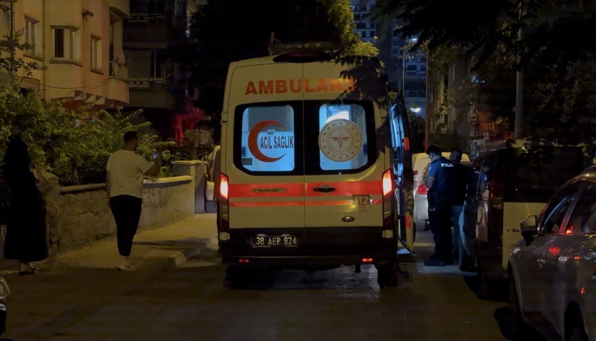 Kayseri’de Ev Yangını: 4 Kişi Dumandan Etkilendi