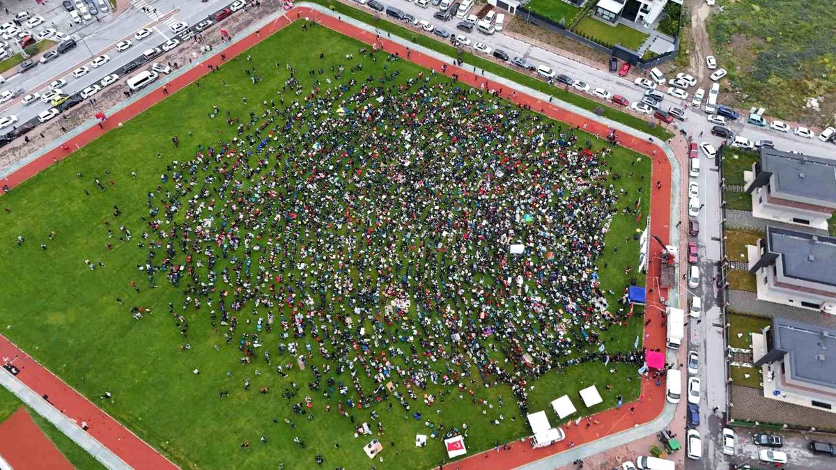 Kayseri’de milli maç heyecanını Talas’ta yaşamak isteyen vatandaşlar alanı doldurdu