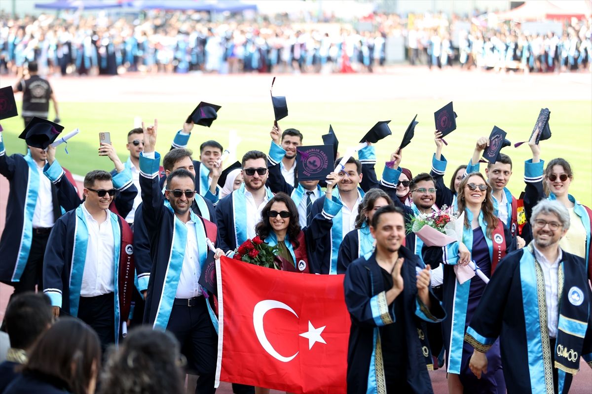 KLÜ’de 3.200 Öğrenci Diplomasını Aldı