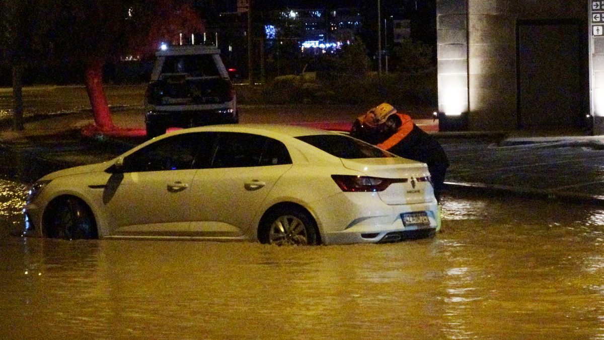 Konya’da Sağanak Yağış Taşkınlara Neden Oldu