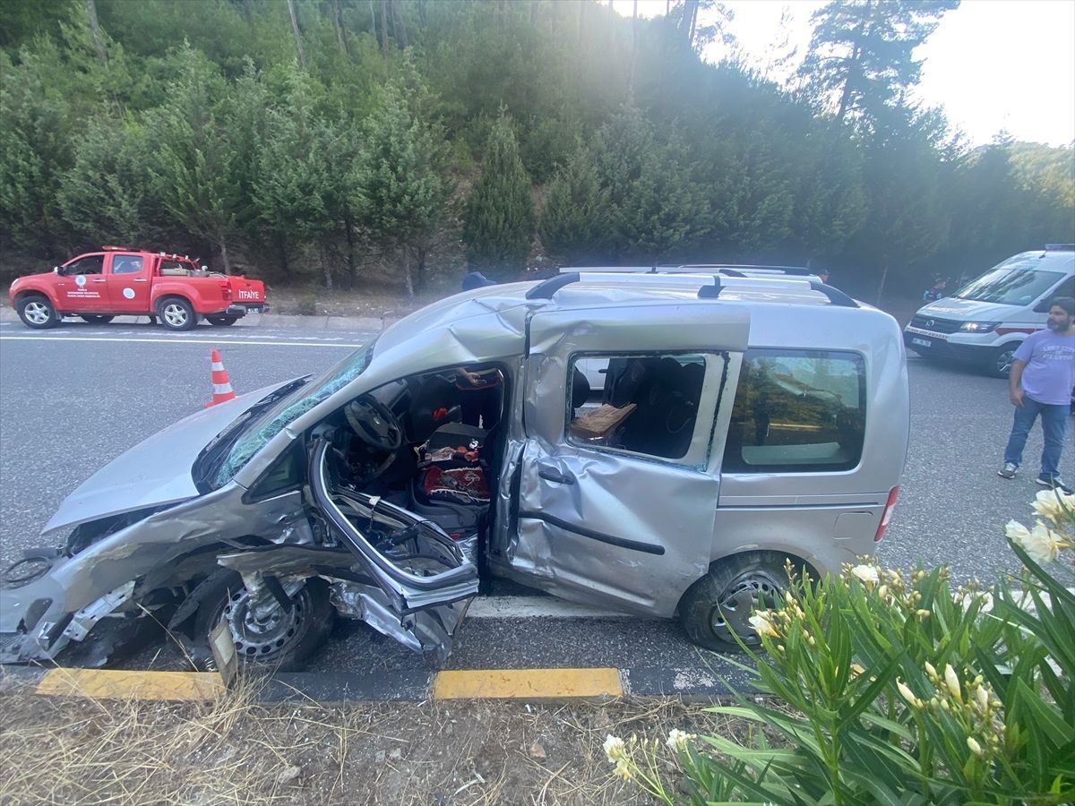 Marmaris’te Kamyonet Çarpışması: 1 Ölü, 3 Yaralı