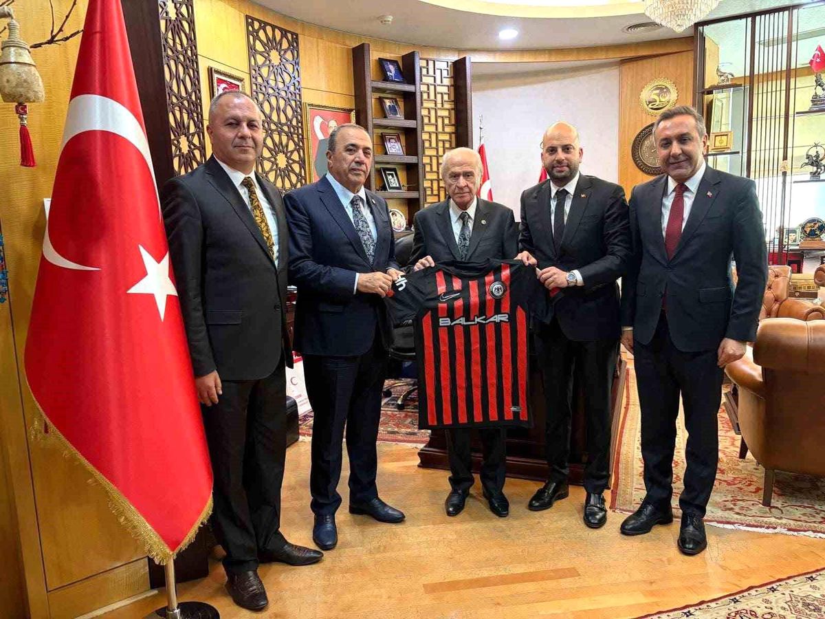 MHP Lideri Bahçeli’ye Süper Lig’e yükselen Çorum FK forması hediye edildi