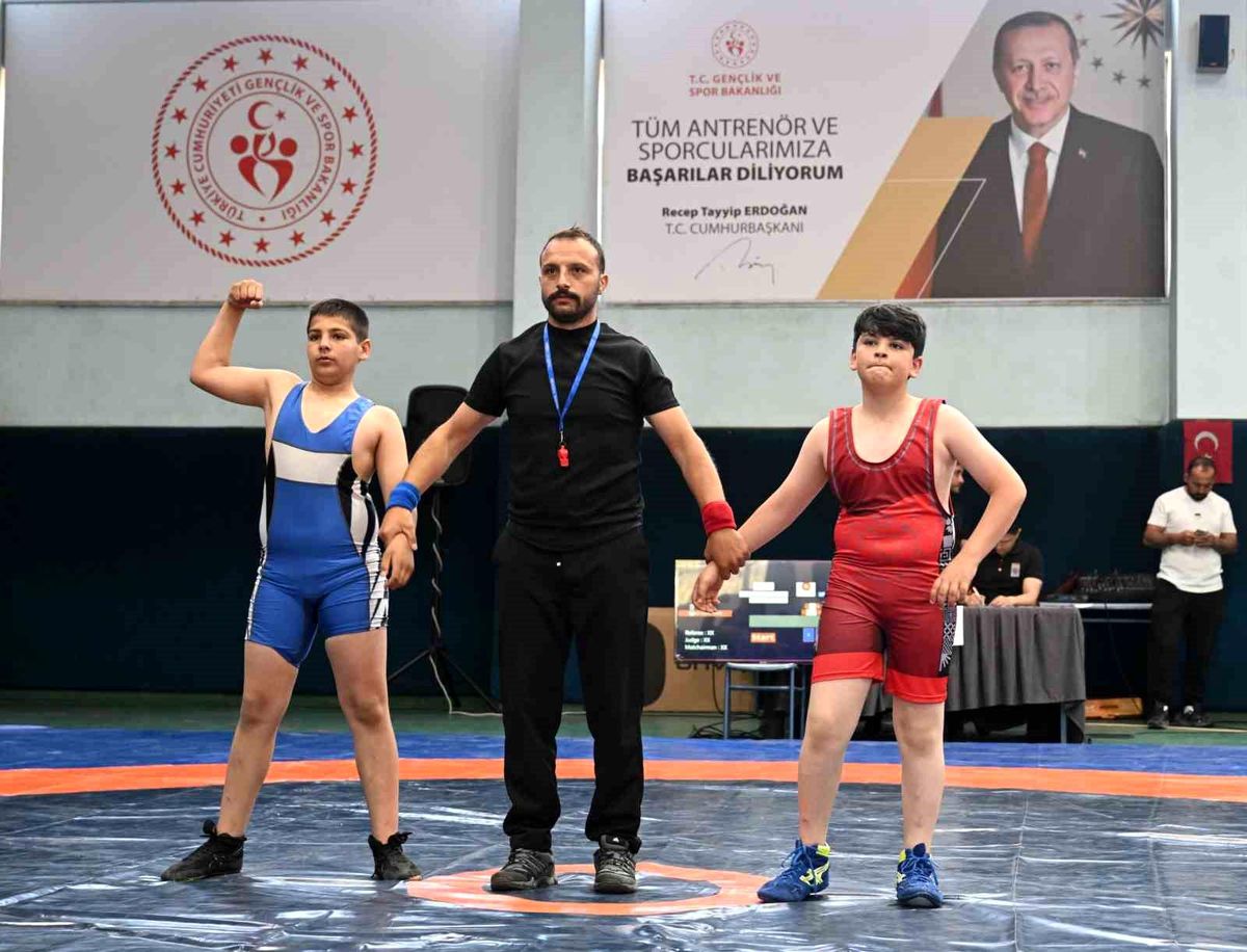 Minikler Güreş İl Seçmeleri Heyecanla Yapıldı