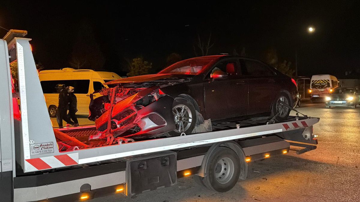 Otomobilin Çarptığı Servis Minibüsü Devrildi: 7 Yaralı