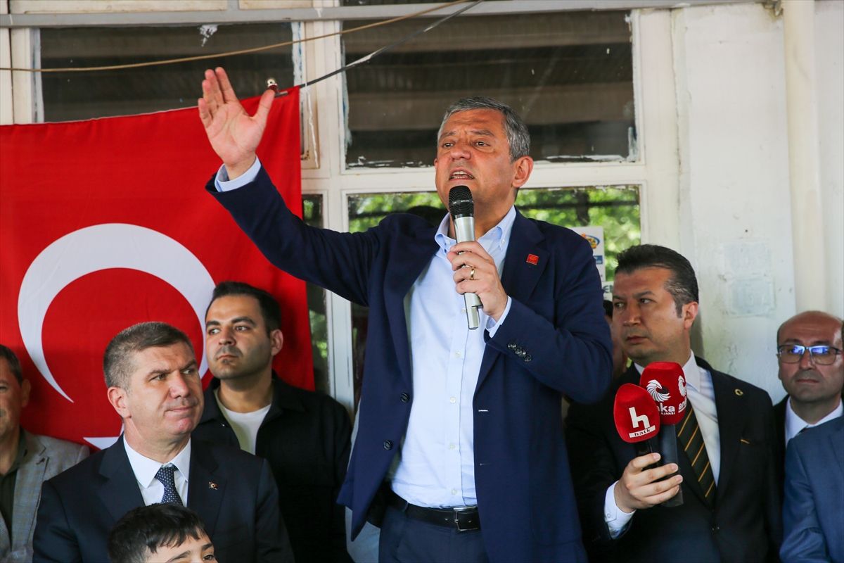 Özgür Özel Burdur’da Partililerle Buluştu