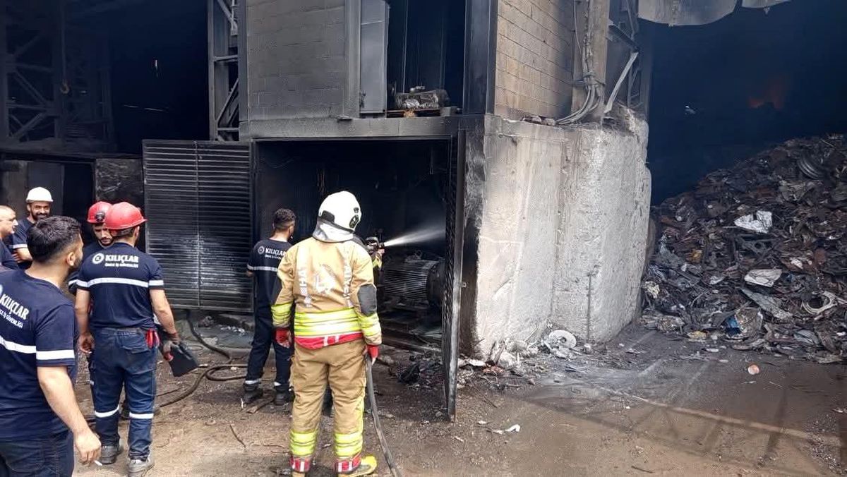 Payas’ta iş yeri alevlere teslim oldu