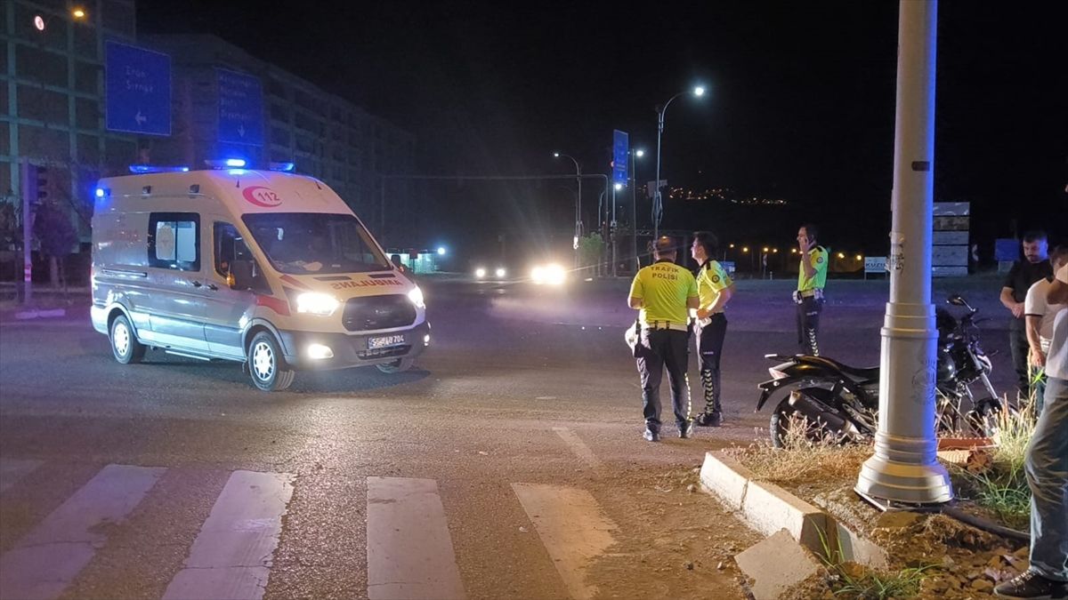 Siirt’te Motosiklet Otomobille Çarpıştı: 1 Ağır Yaralı