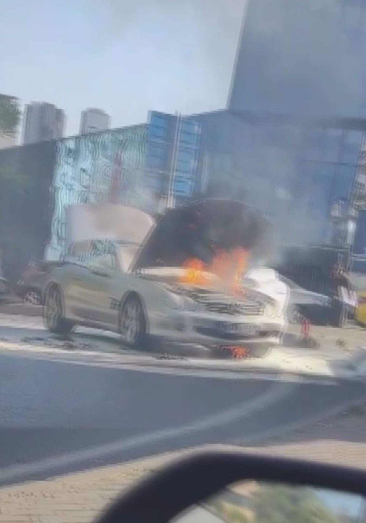 Şişli’de Seyir Halindeki Araçta Yangın