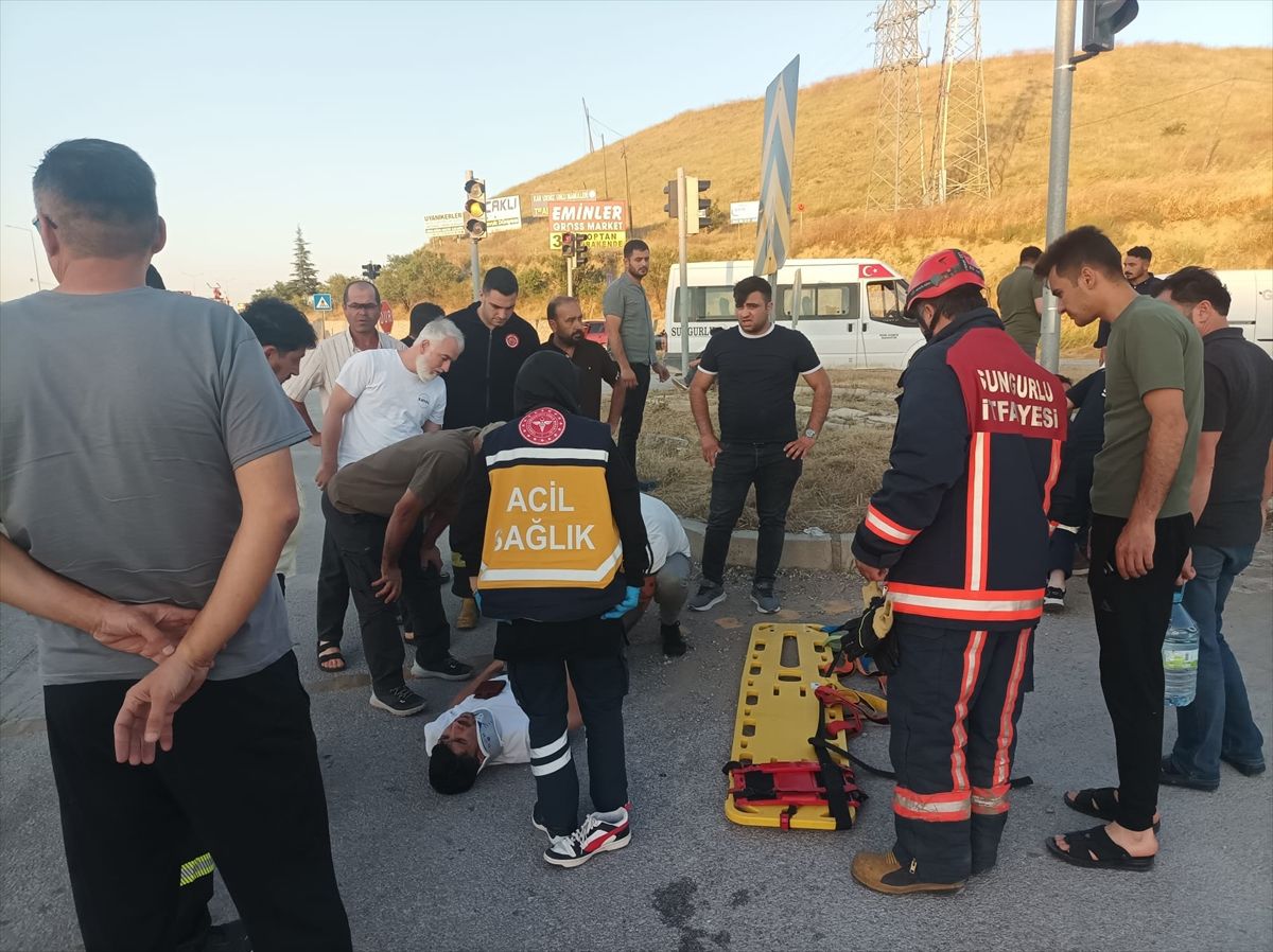 Sungurlu’da Motosiklet-Otomobil Kazası: 3 Yaralı