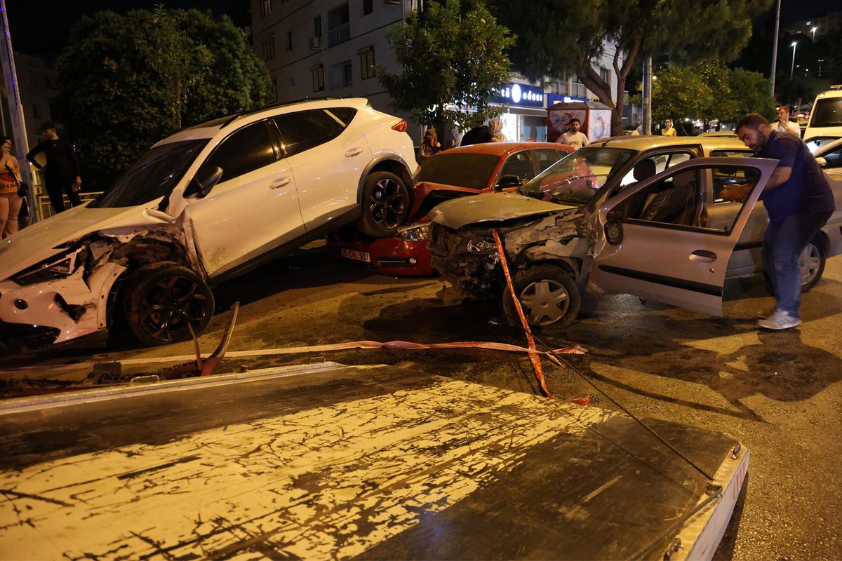 Sürücü kalp krizi geçirip park halindeki araçlara çarptı, hayatını kaybetti