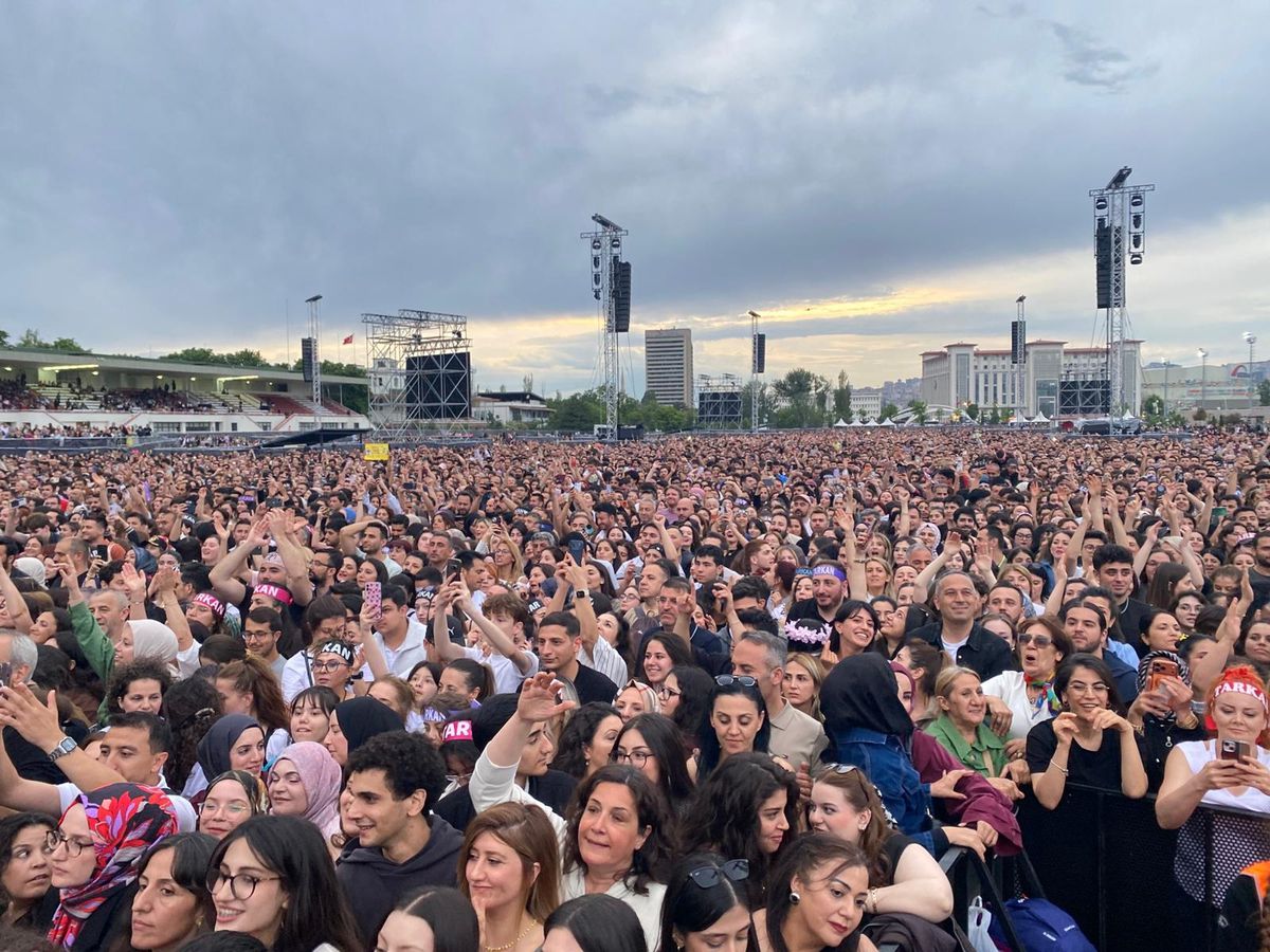 Tarkan, Ankara’da Büyüleyici Bir Konser Verdi
