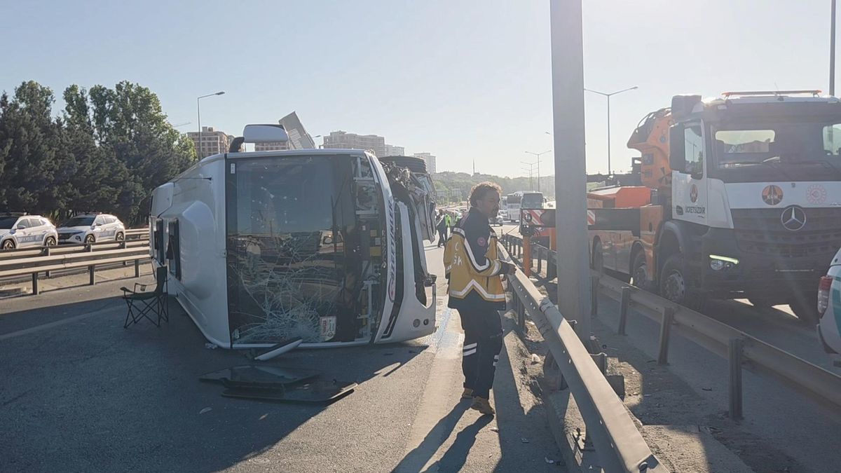 TEM Otoyolu’nda midibüs devrildi: 12 yaralı