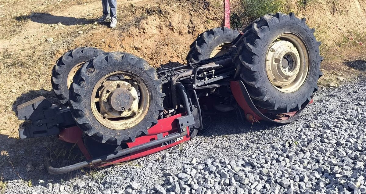 Traktör Devrildi, Yaşlı Sürücü Hayatını Kaybetti