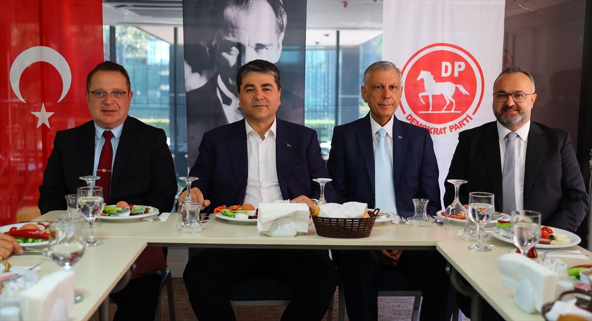 Uysal’dan Demokrasi Vurgusu