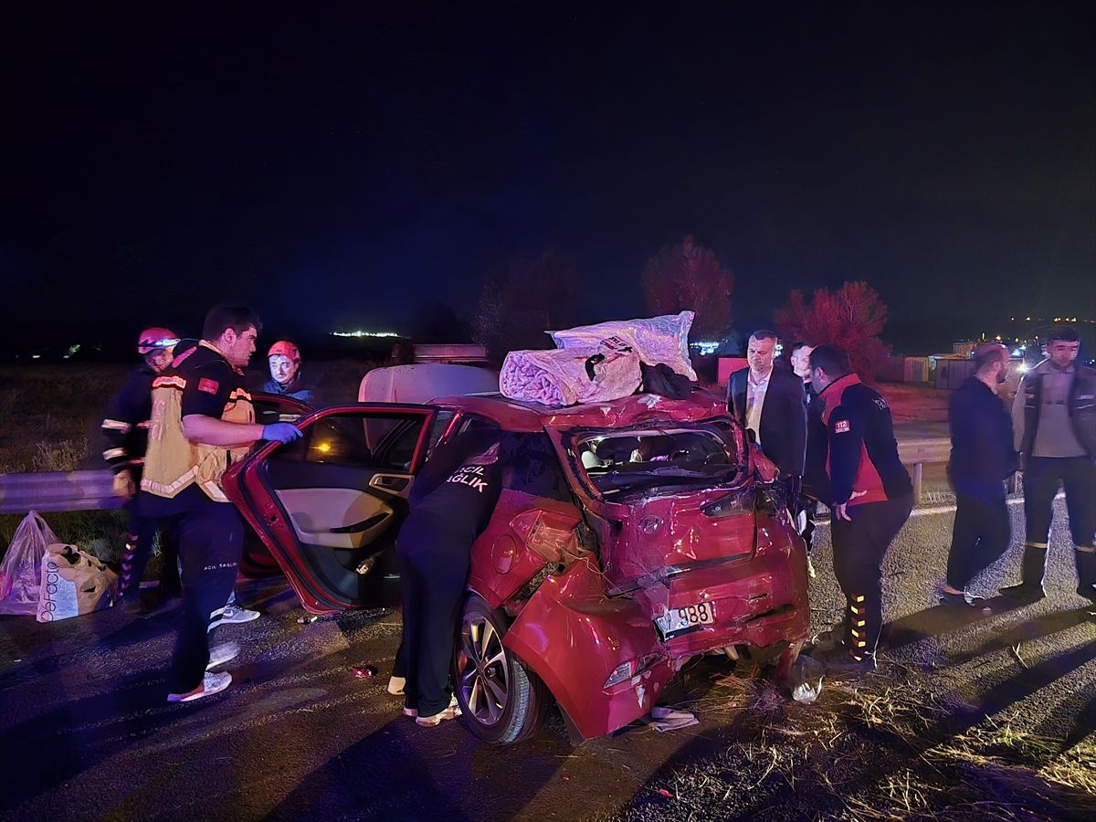 Yeniçağa’da Tır Otomobile Çarptı: 3 Yaralı