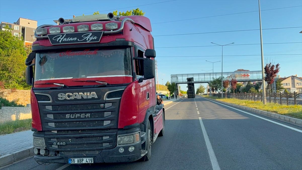 Yozgat’ta Tır Üst Geçitte Asılı Kaldı