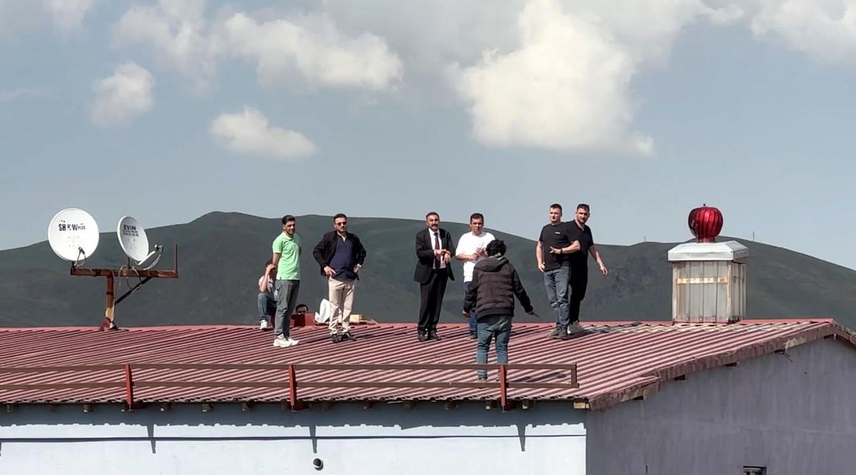 Yüksekova’da çatıya çıkan genci, belediye başkanı ve polis ekipleri ikna etti